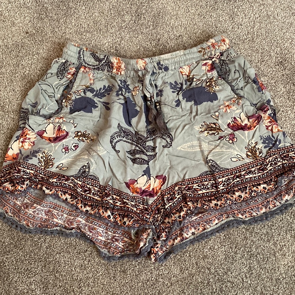 Cotton, patterned shorts with tie.